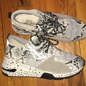 Dressy shoe .